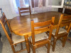 table et 06 chaises en bois rouge