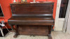 Un piano en bois Marron  