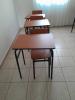 tables et chaises et tableau scolaire