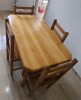 Table de cuisine plus 4 chaises en bois rouge massif