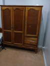 Armoire 3 portes en hetre avec 2 lits et 2 tables de nuit