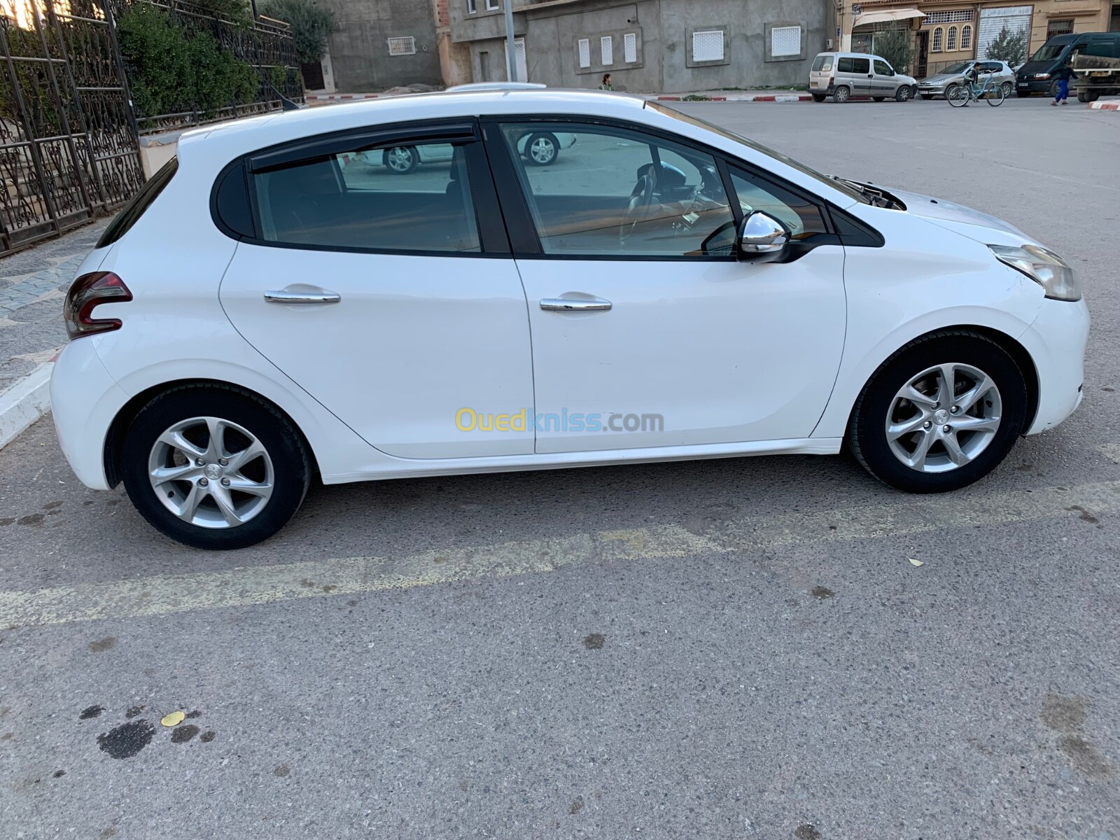 Peugeot 208 2015 Silver Line