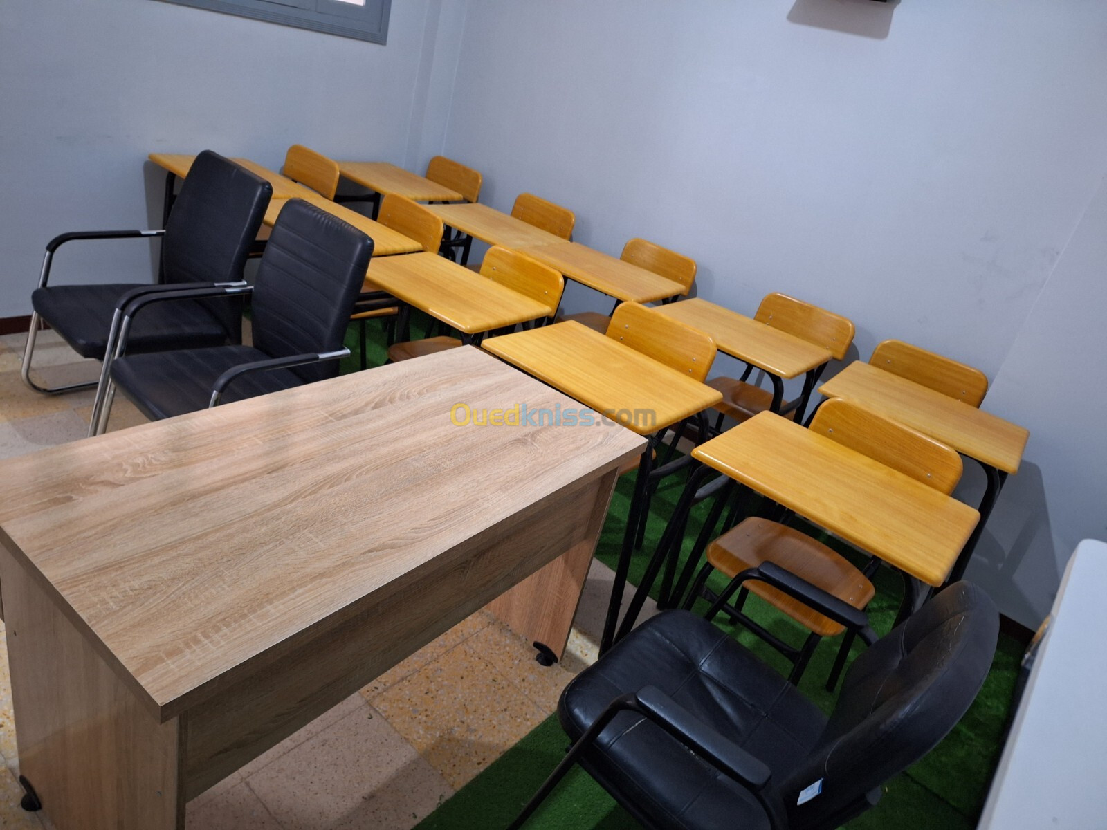 10 Tables et chaises scolaires plus un bureau et 3 chaises confortables.