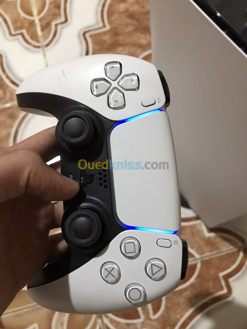 Ps5 jdiiida habta caba avec 1 manette et support 