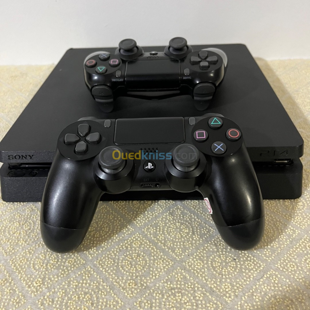 PS4 slim 500 GB avec boîte et deux manettes original 