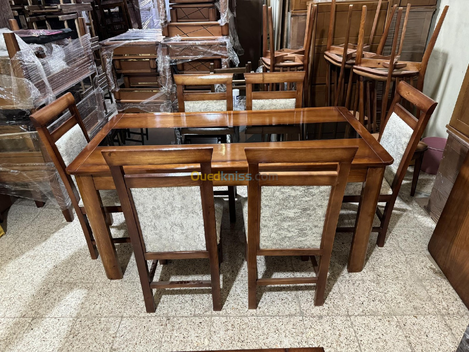 Table de salle à manger bois rouge 6 chaises 