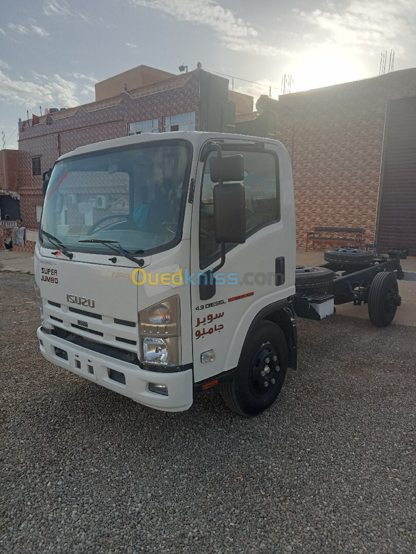 Isuzu NPR 2024