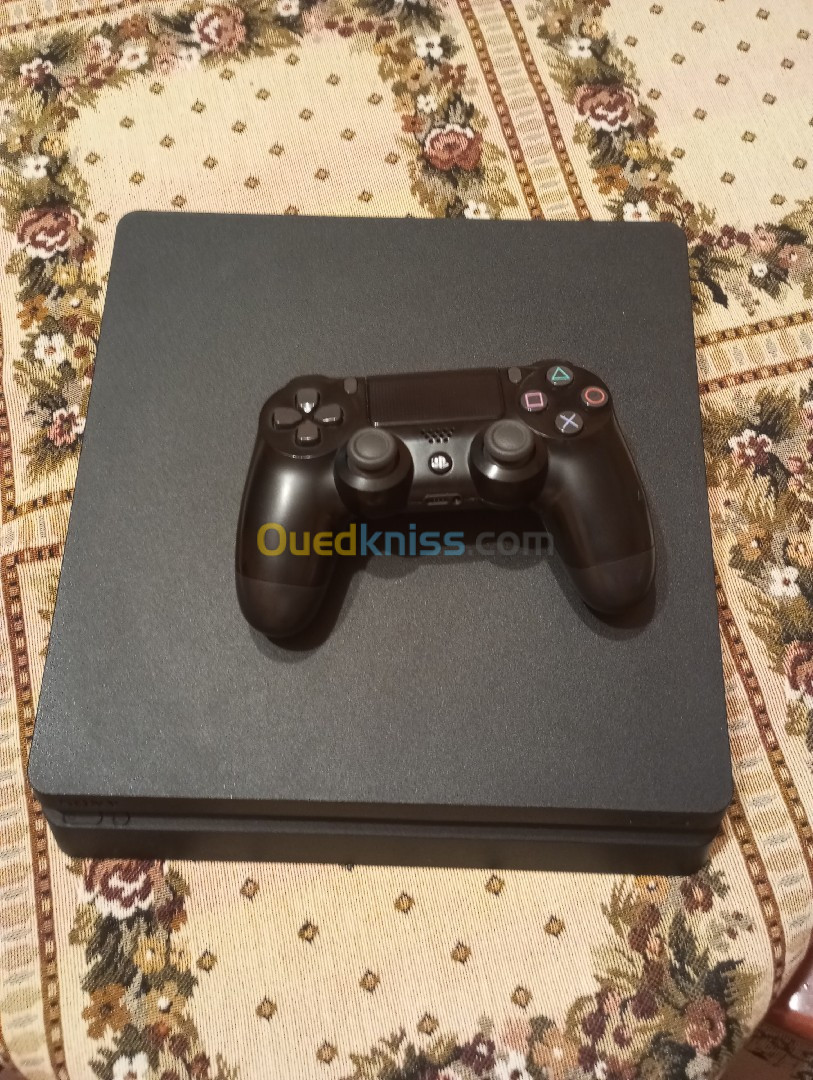 Ps4 slim 500 gb etat neuf + casque gamer + 4jeux