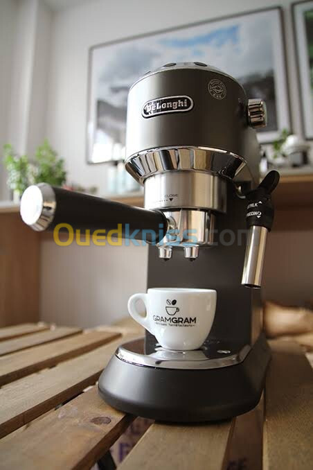 Machine a cafe Delonghi dedica black