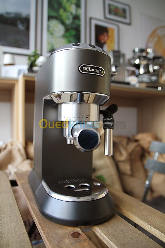 Machine a cafe Delonghi dedica black