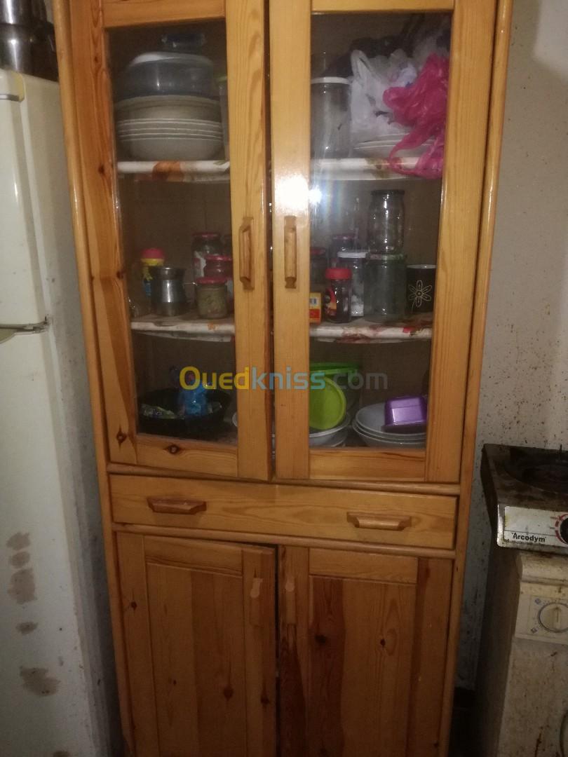 chambre à coucher, table basse, armoire de cuisine