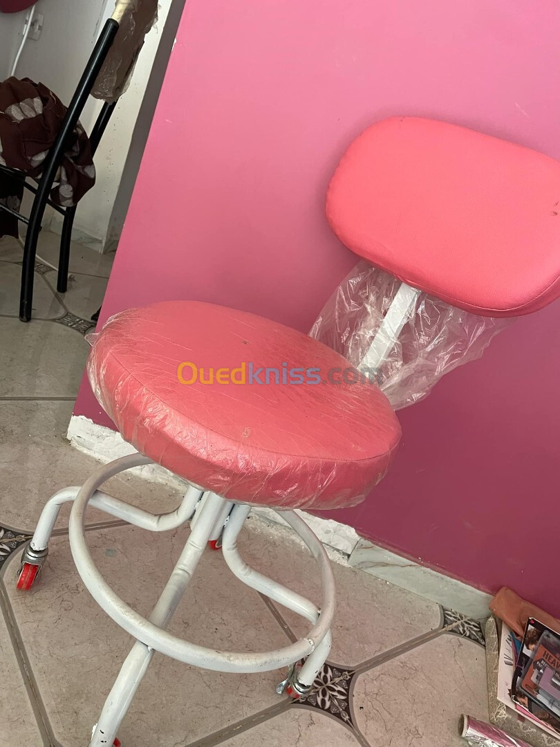 Fauteuil relax  de massage  avec la chaise et table.