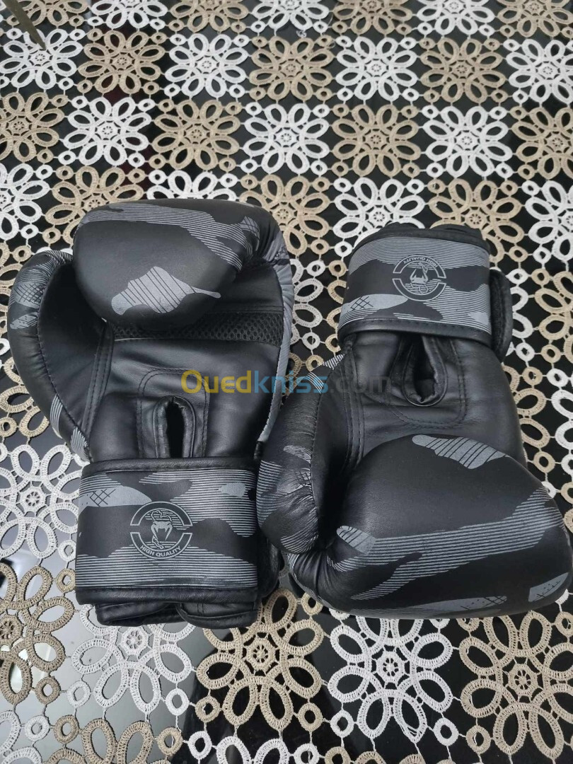 Gants professionnel de boxe 10Oz venum original a vendre avec un tres bon prix