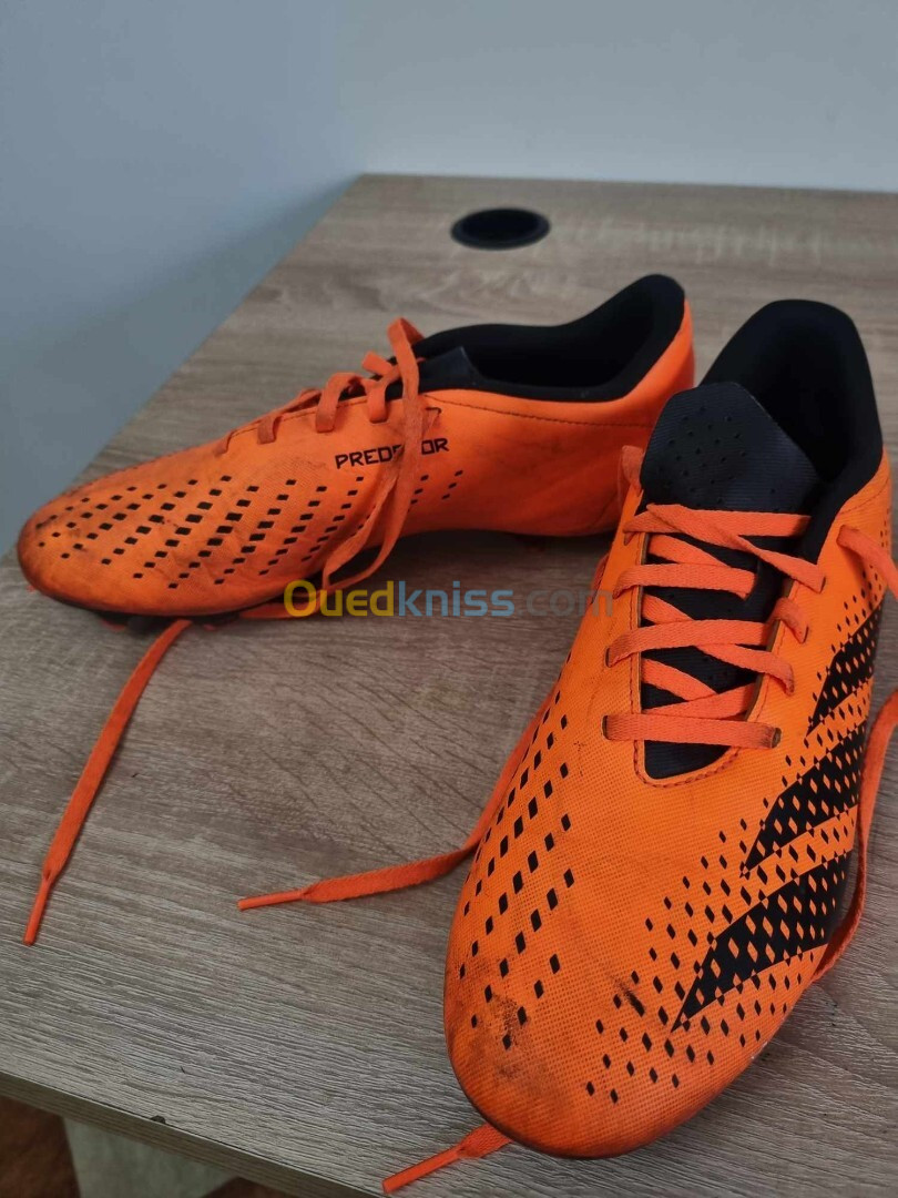 Crampons adidas original taille 43 en tres bonne etat 10/10 haga l3ali mlih a vendre 500alef