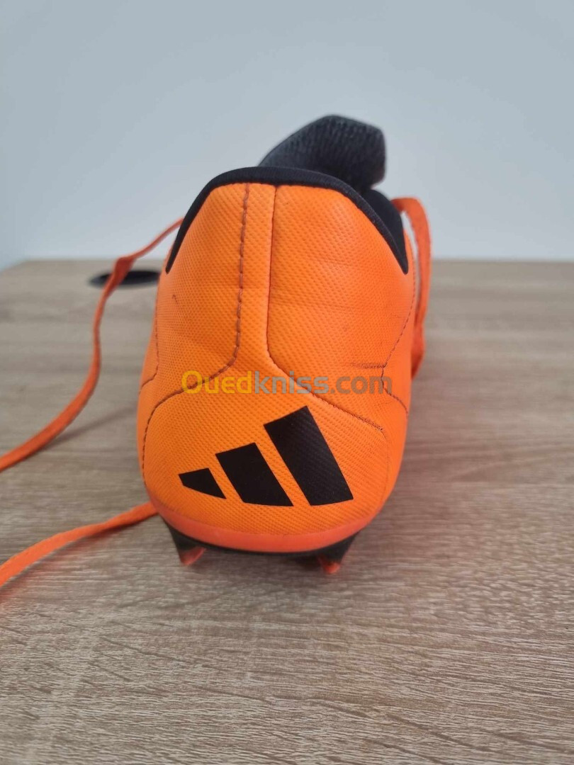 Crampons adidas original taille 43 en tres bonne etat 10/10 haga l3ali mlih a vendre 500alef