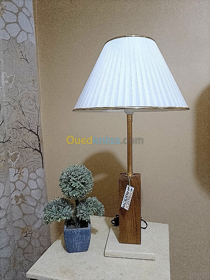 Grande veilleuse pour salon hauteur 64cm couleur :blanc. Socle en marbre. Pied en bois.