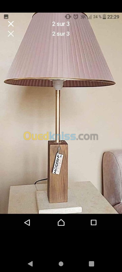 Lampe de chevet pour salon hauteur 70cm. Pied en bois. Chapeau en tissu couleur marron clair 