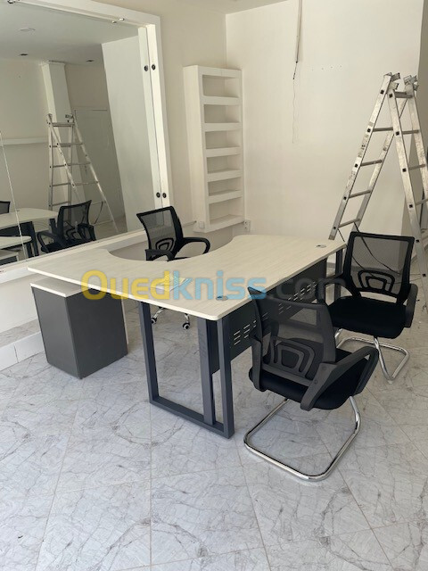 Bureau 1.6mx1.6m + 1 chaise a roulette et deux chaises fixes 