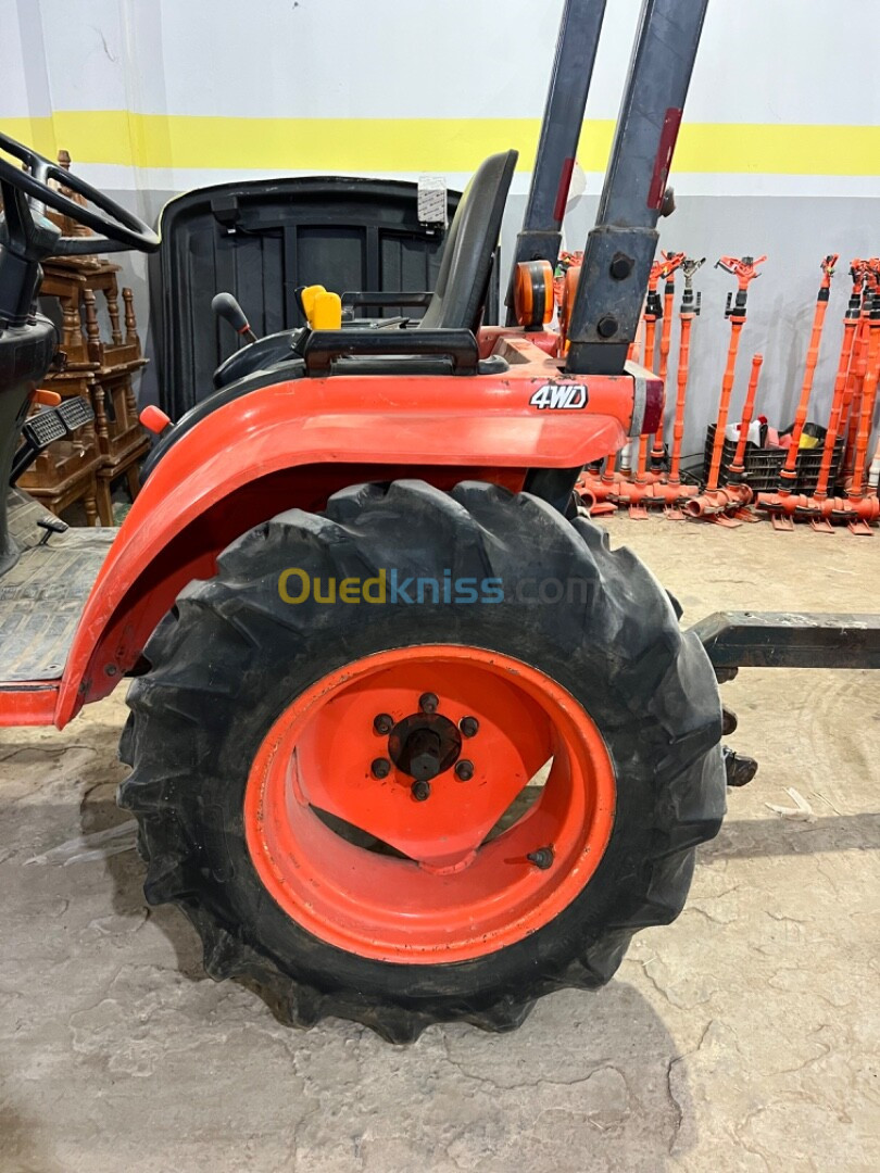 Kubota mini tracteur sonalika B2410 4x4 feruity jardini 2008