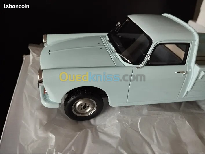 سيارة مصغرة Peugeot 404 OttOmobile 1/18