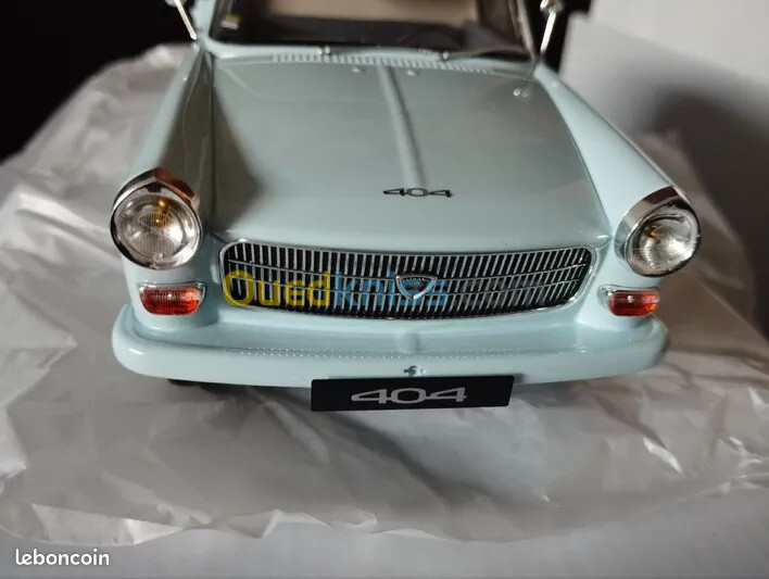 سيارة مصغرة Peugeot 404 OttOmobile 1/18