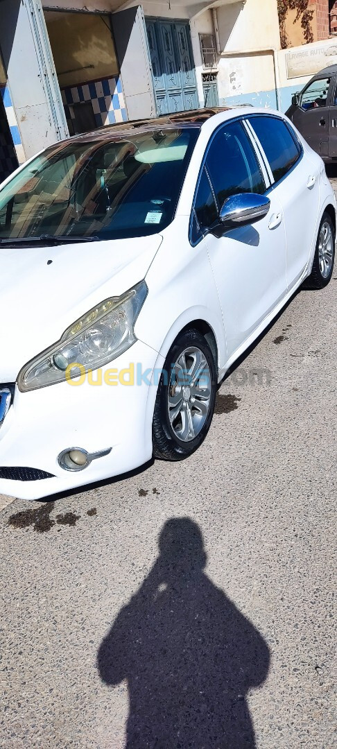 Peugeot 208 2013 Alur