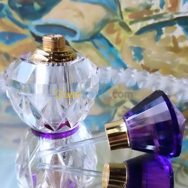 des flacons de parfum en cristal