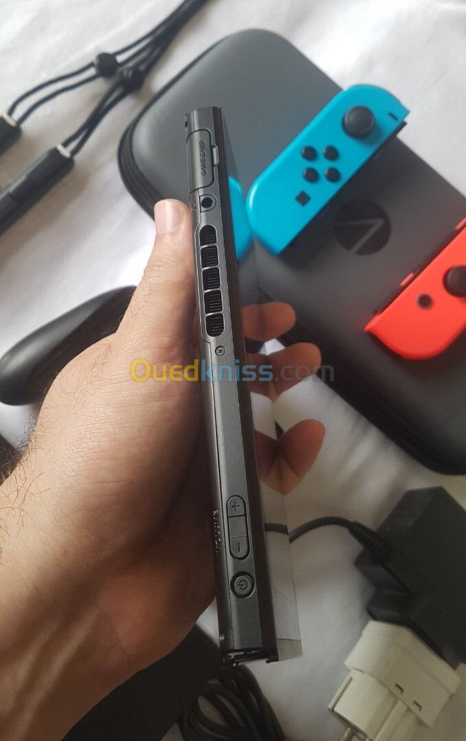 NINTENDO SWITCH V2 FLASHÉE (PUCE) ÉTAT 10 /10 + ACCESSORIES 