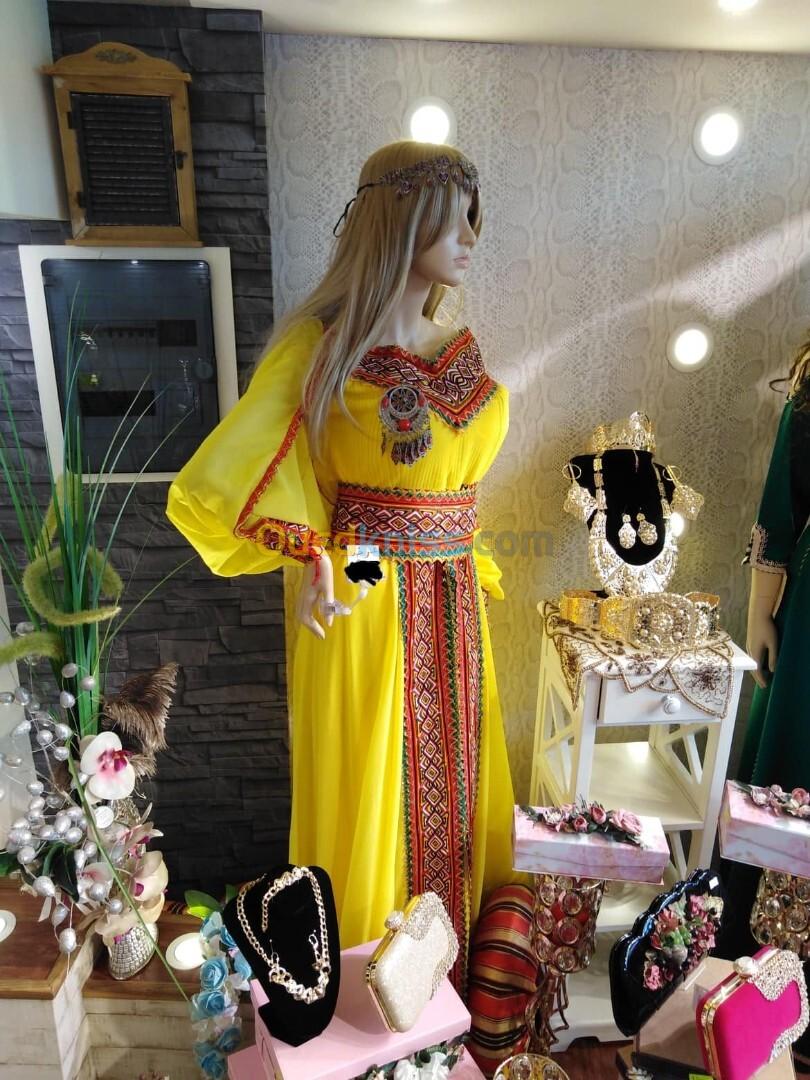 Robe kabyle avec 2 broches et une parrure fantaisie et pochette 