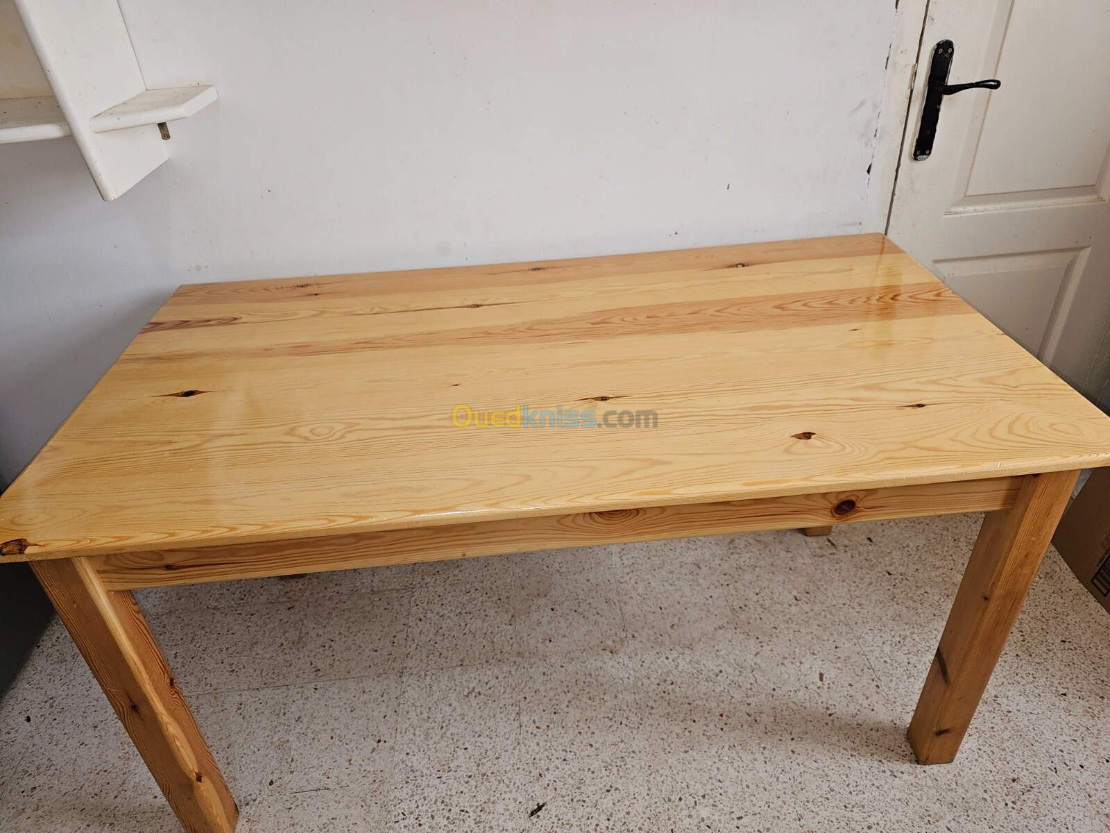 Table de cuisine en bois rouge 