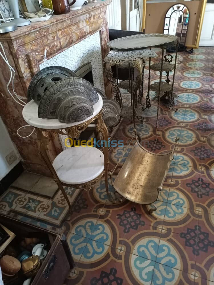 Meubles et décoration antiquités d'un ancien appartement colonial en très bon état 