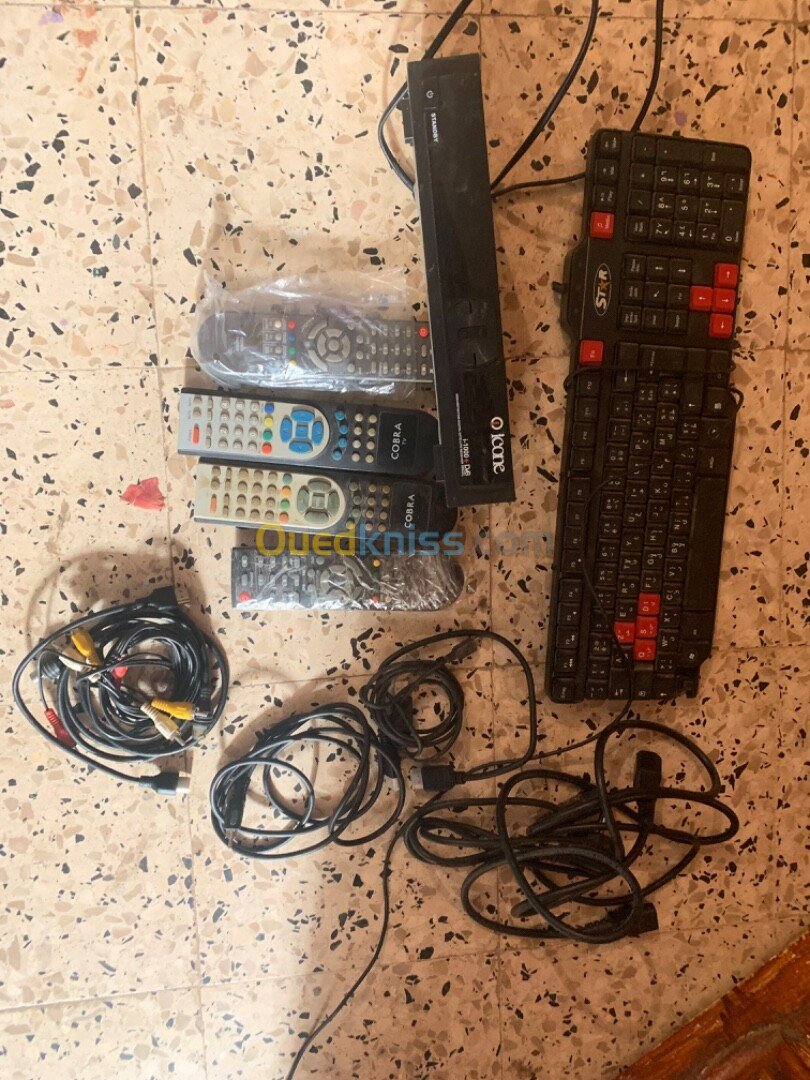 Télévision plus 2 démo avec tout accessoires plus imprimante et tv de micro encien 