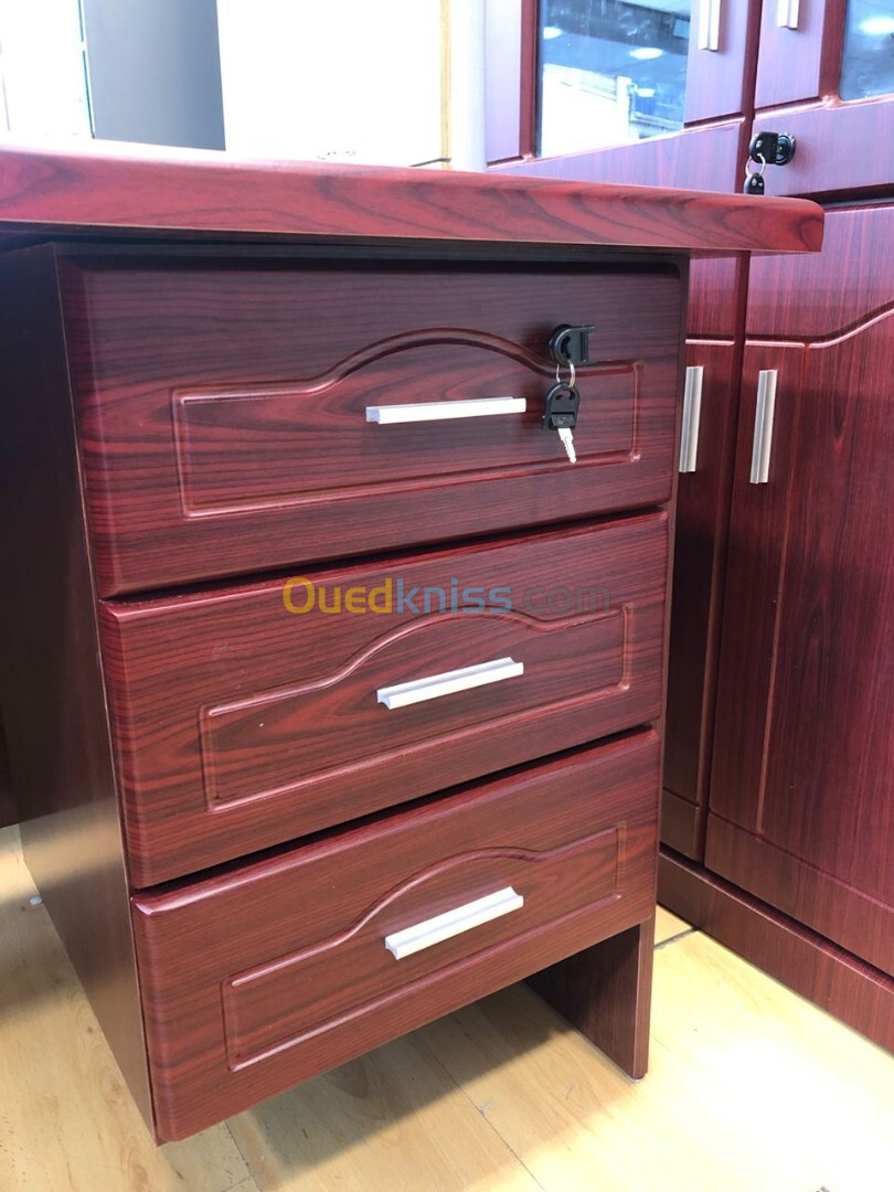 Bureau en MDF coloris bois rouge avec 3 tiroirs fixes