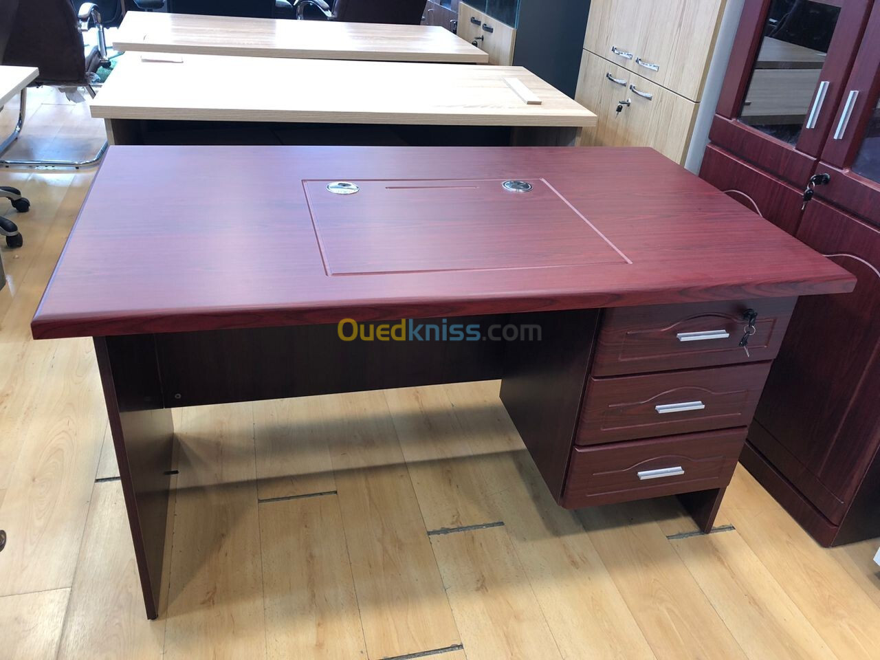 Bureau en MDF coloris bois rouge avec 3 tiroirs fixes