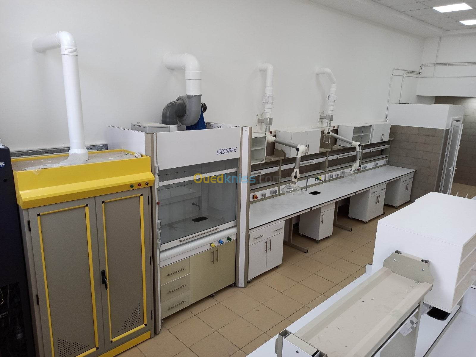 EQUIPEMENT DE LABORATOIRE