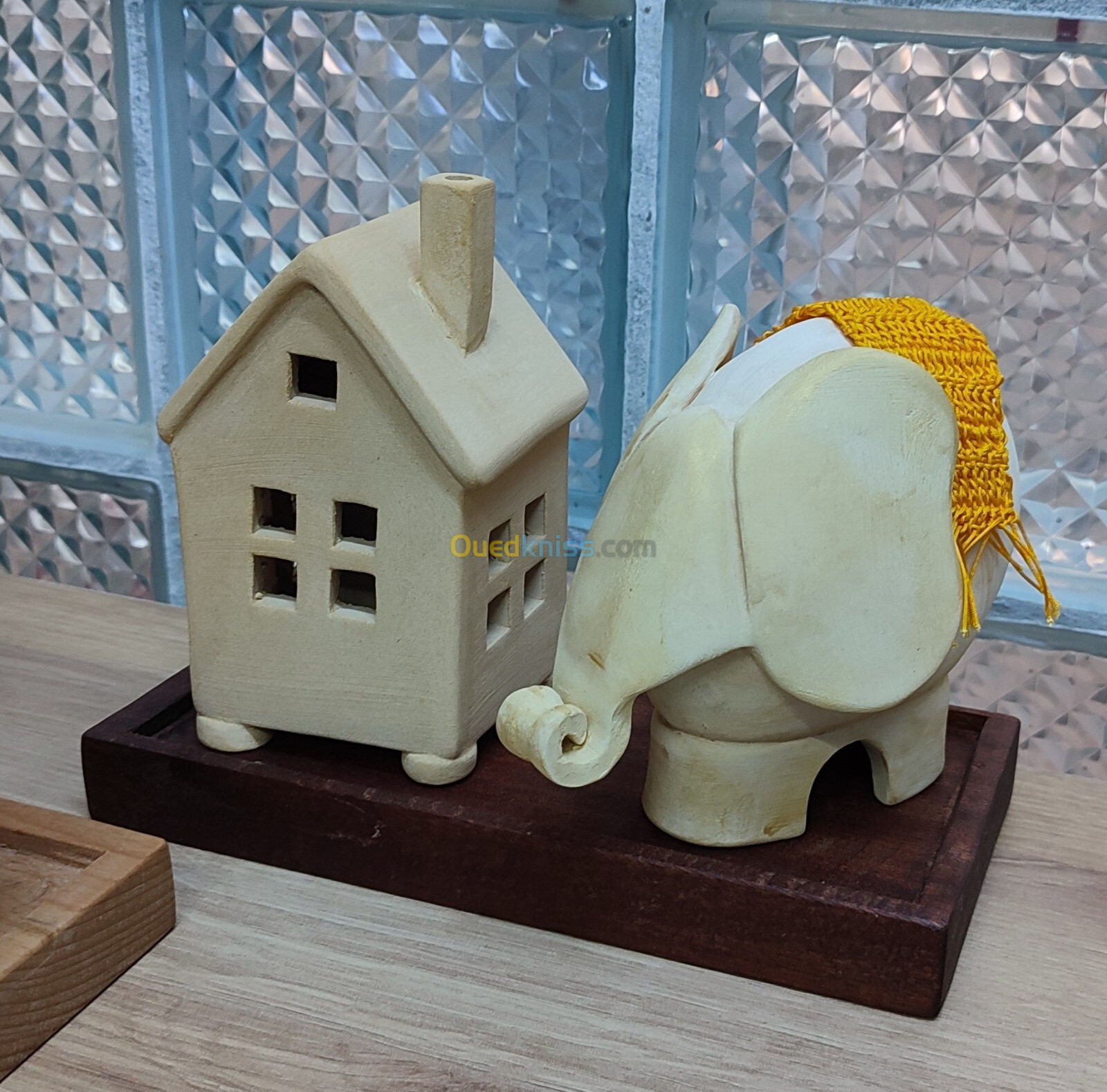 Elephant et maisonette 