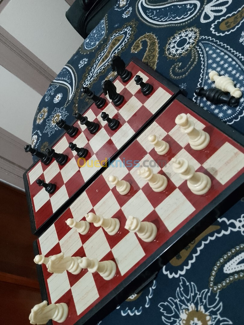 Jeux d'échecs comme élément décoratif en même temps jeux de société !!