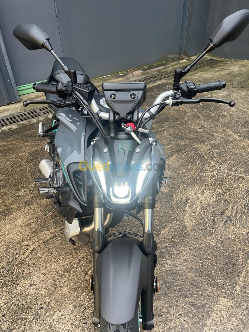 YAMAHA MT 07 debridé 