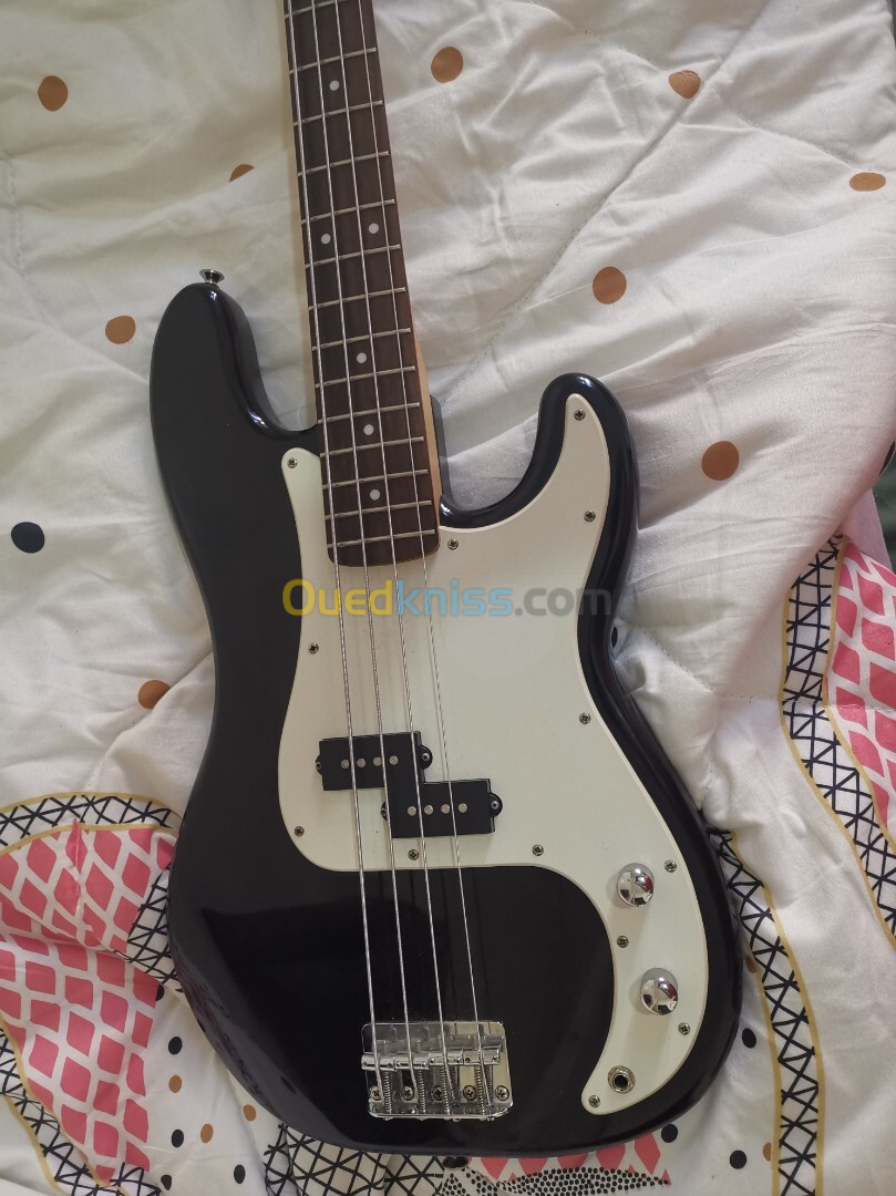 Une guitare basse squier 