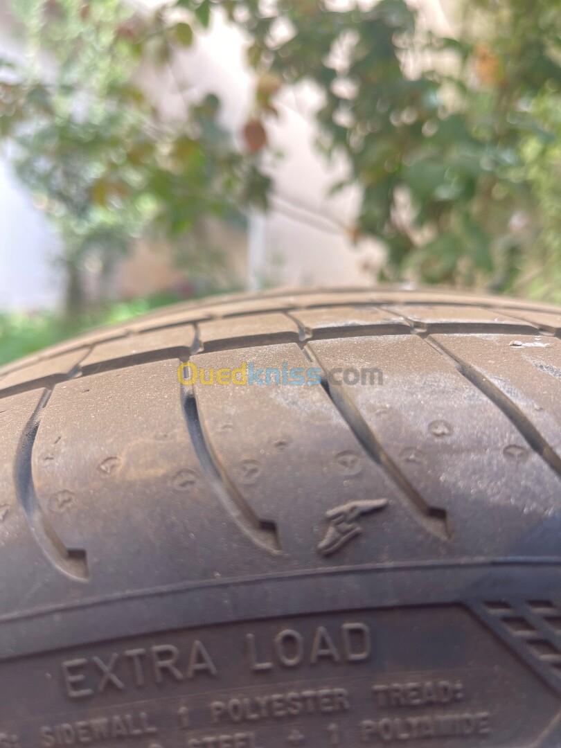  pneus état neuf 235/35R19machye 200km prix33