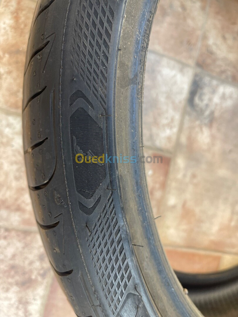  pneus état neuf 235/35R19machye 200km prix33