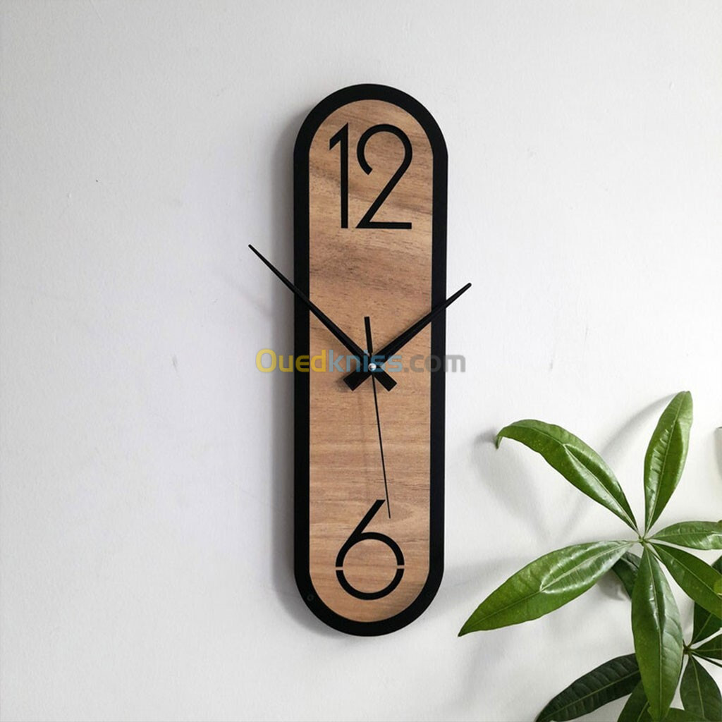 Longue horloge murale ovale de style minimaliste effet Bois