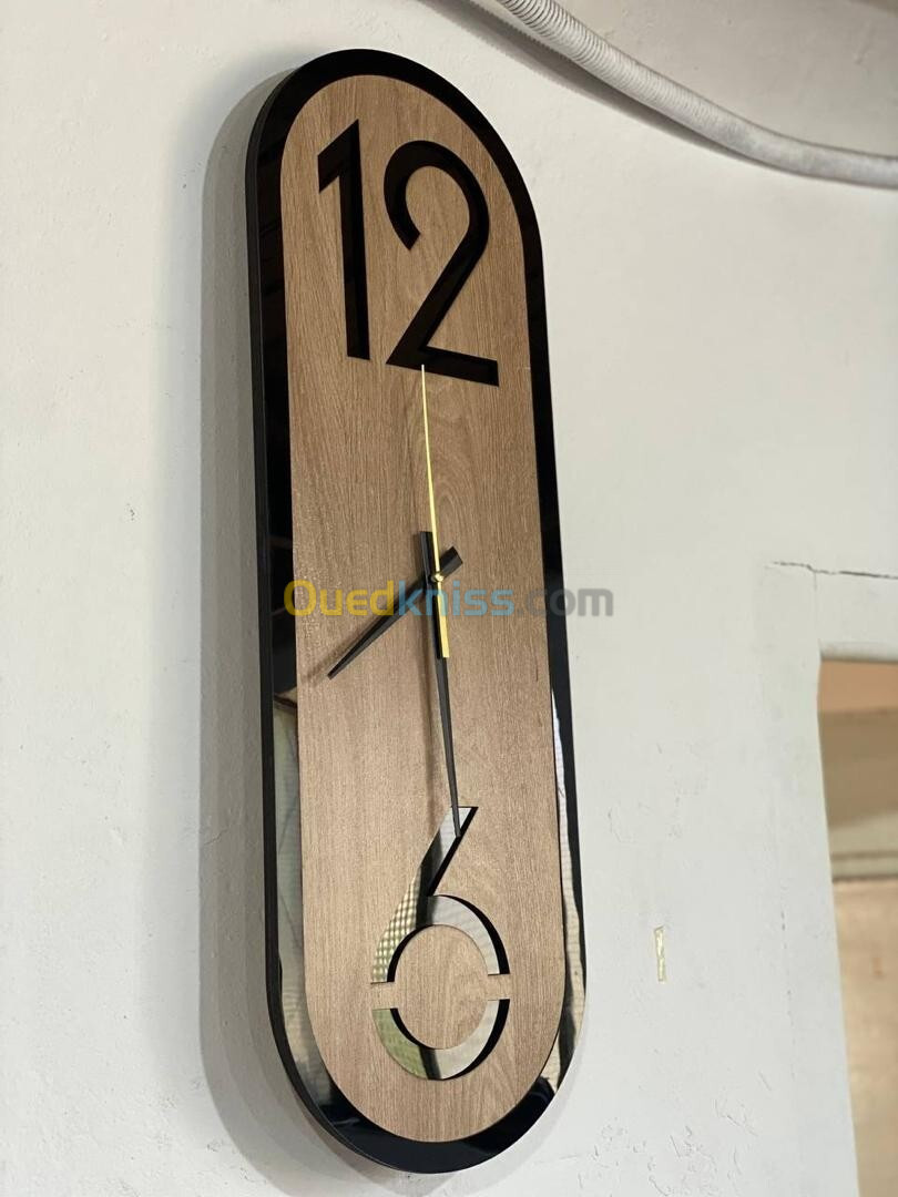 Longue horloge murale ovale de style minimaliste effet Bois