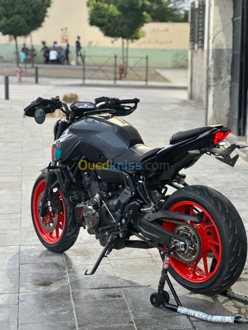 YAMAHA MT 07 2022