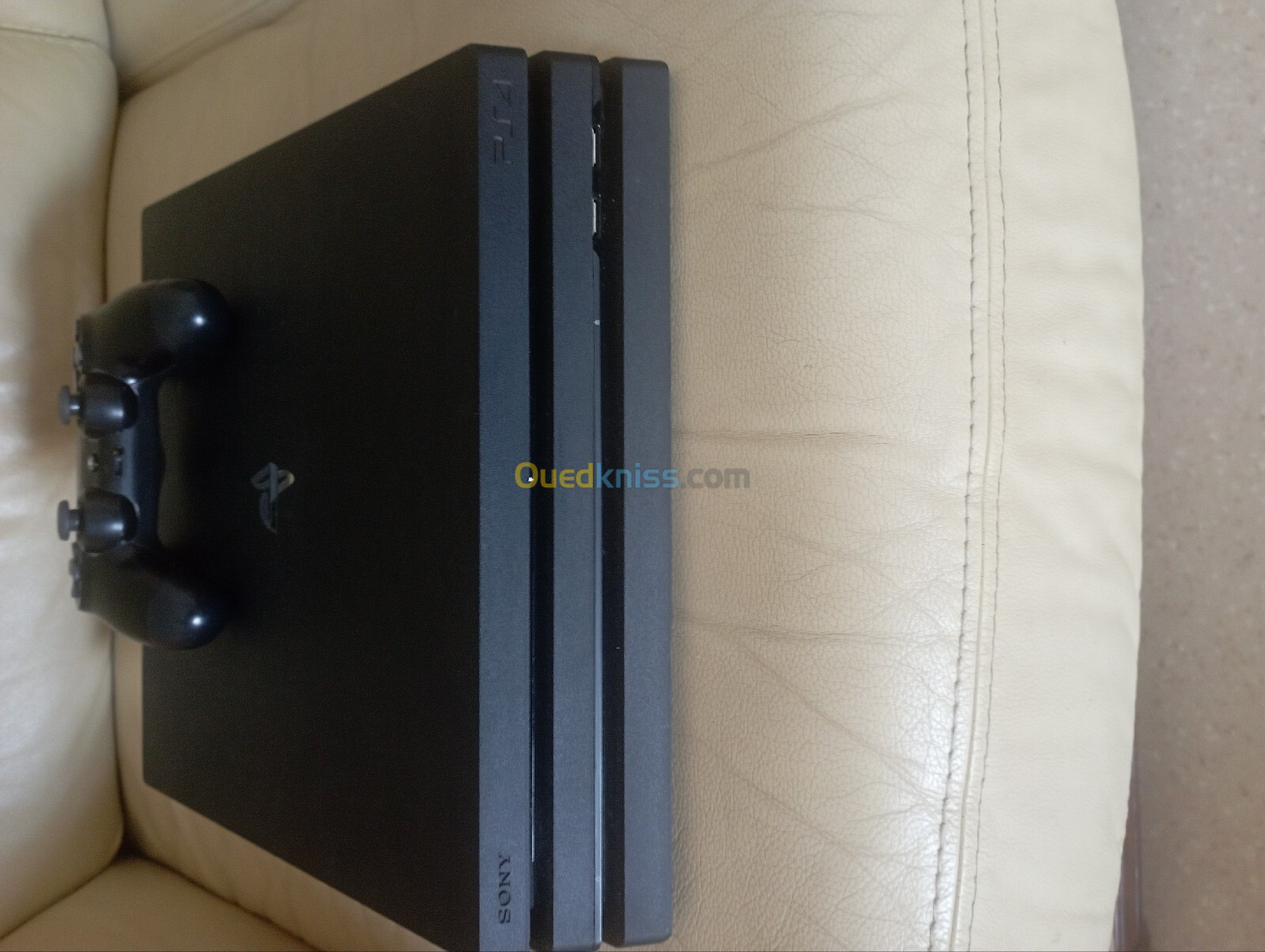 Ps4 pro Europe à vendre avec 2 manettes d'origine 1 terra et tous ses accessoires 