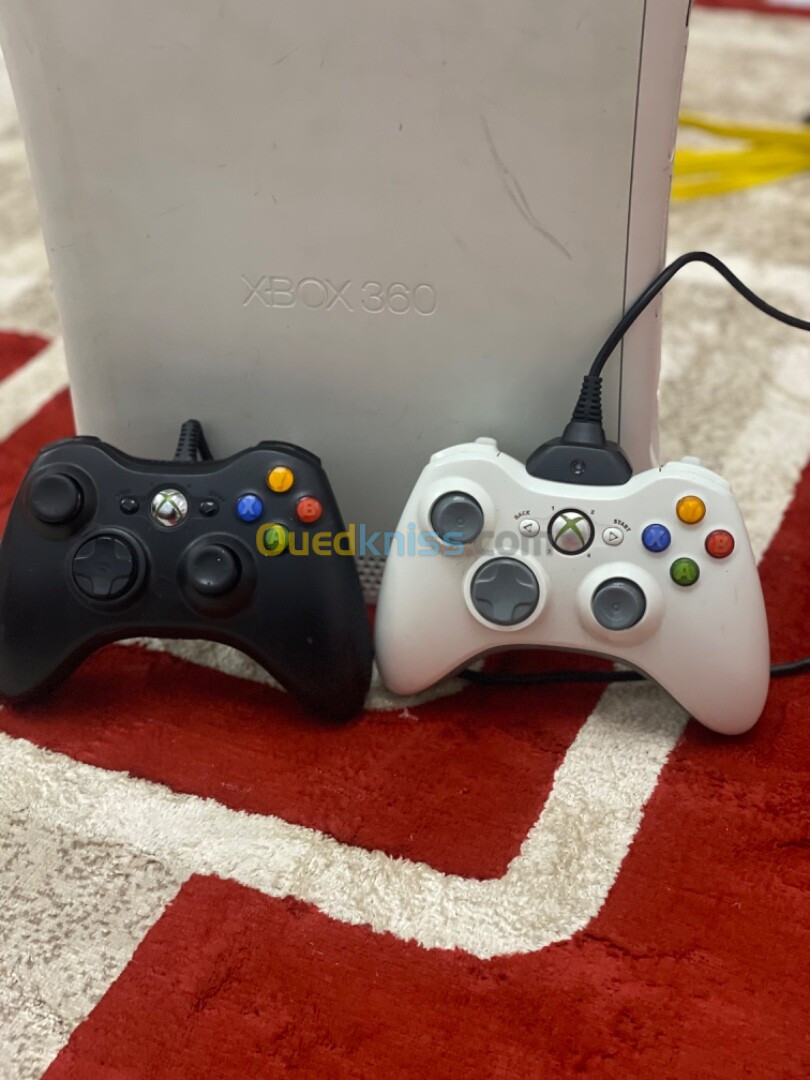 Xbox360 jdida dorijin biha bles manat ta3ha majmola ta3 lkaba fiha 4 jeux 