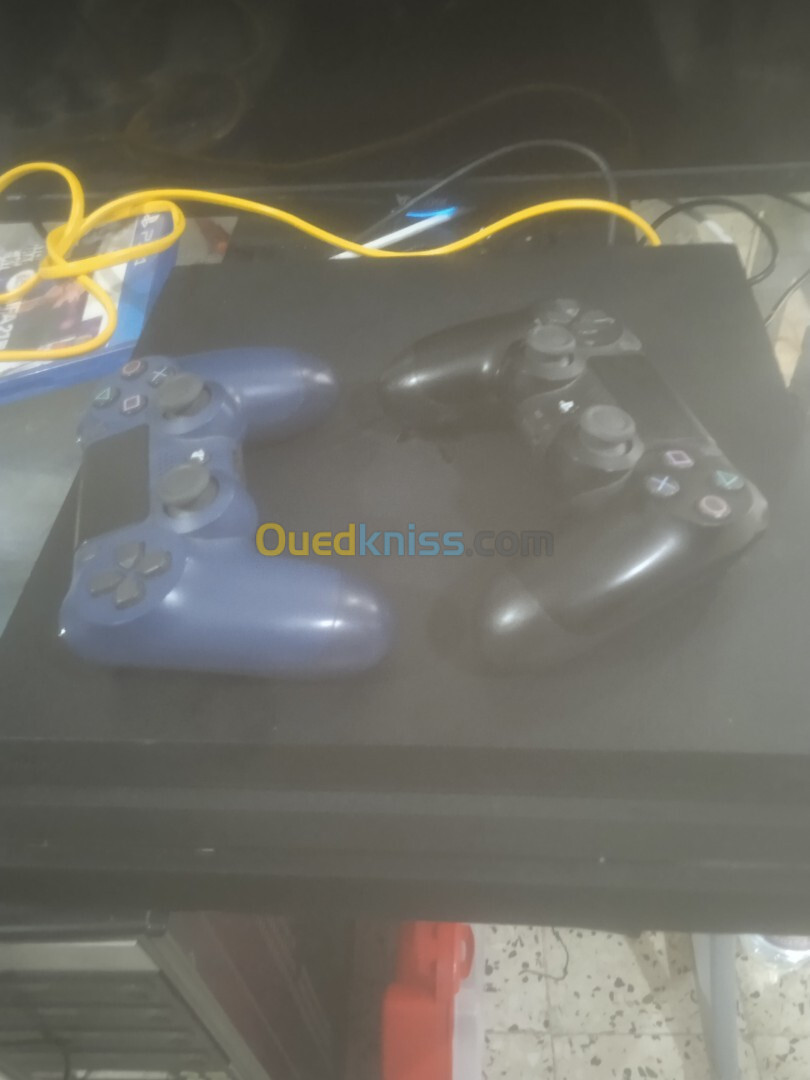 Play 4 pro 2 manette avec des jeux installé 