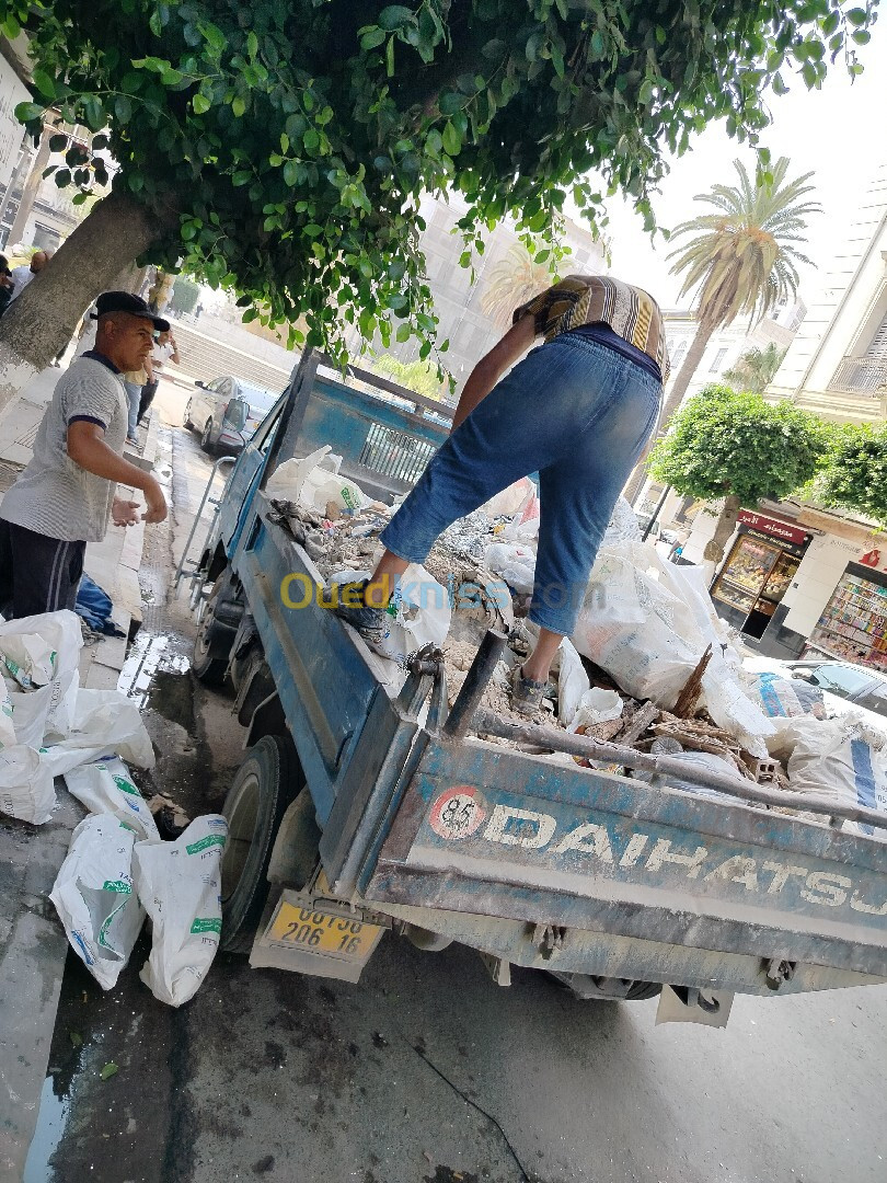 Charge Et Décharge La Casse Sur Alger Transport déchets  Des Gravats.   Espace Vert. Tout Typ