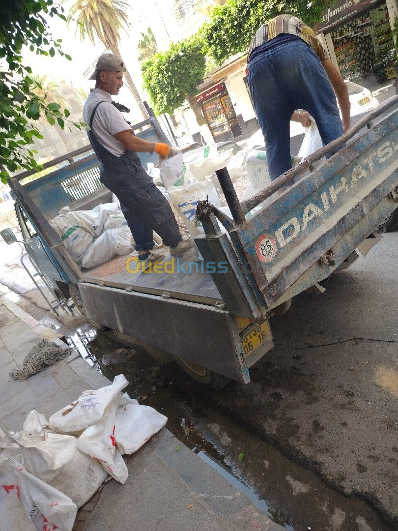 Charge Et Décharge La Casse Sur Alger Transport déchets  Des Gravats.   Espace Vert. Tout Typ