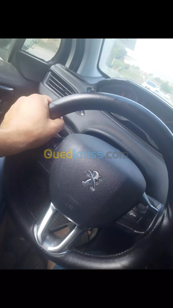 Peugeot 208 2015 Allure